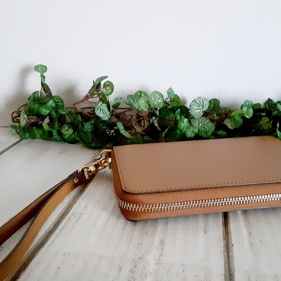 Michael Kors Multifunction Phone Wristlet/Wallet – Acorn - NWT - Picture 11 of 16